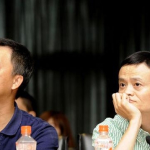 他曾穷到被女友抛弃 21年后身价102亿！