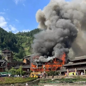 贵州千户苗寨突发大火，2名村民遇难！有人从三楼跳出