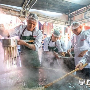 隆回西传统红薯粉手工艺亮相火宫殿 市民游客感受乡村美食魅力
